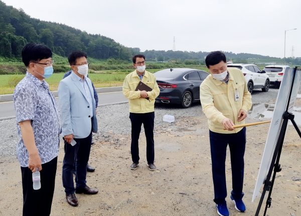 지난 28일 ‘태안 UV 랜드’ 공사현장을 방문한 김철환 서울지방항공청장에게 사업개요와 함께 태안이 드론산업의 최적지임을 적극 홍보하고 있는 유연환 태안군 전략사업단장 모습(왼쪽 두 번째 김철환 서울지방항공청장, 오른쪽 첫 번째 유연환 전략사업단장)