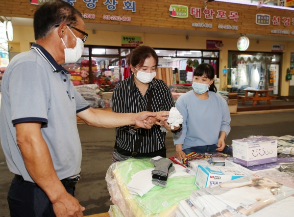 태안동부시장에서 장을 보는 주민 모습.