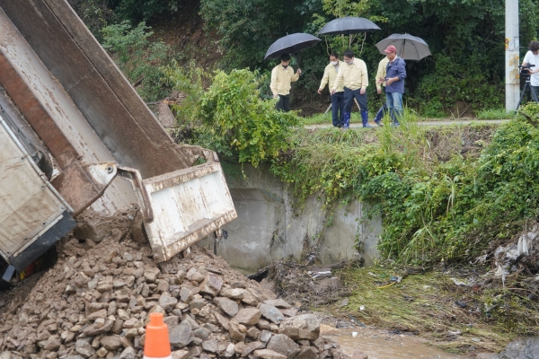 오세현 아산시장이 집중호우 복구현장을 방문하고 있다.