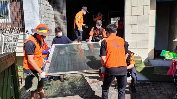 자생단체협의회, 서부소방서 등 화재가구 복구 작업에 구슬땀 흘려