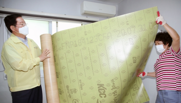 장종태 서구청장은 정림동 코스모스아파트에 방문해 침수 가구 주민을 위로하고 도배ㆍ장판 시공에 함께 참여했다