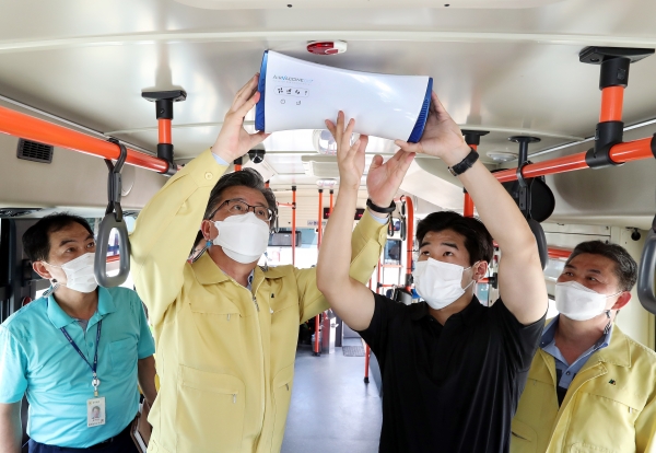 마을버스 공기살균정화기 설치 모습