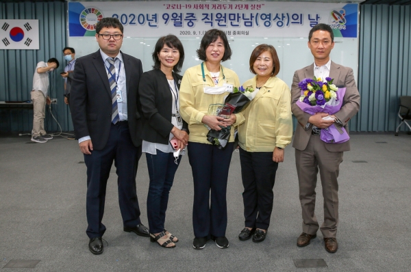 1일 직원만남의날에서 표창장 수상 후 보건위생과 단체사진.  가운데 구본휘 보건위생과장, 오른쪽 이인숙 보건소장, 왼쪽 김제란 위생지도팀장