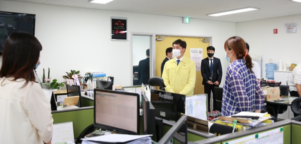 아산시의회 황재만(가운데) 의장이 아산시보건소를 방문 코로나19 방역위해 고군분투하는 관계공무원들을 격려하고 있다.