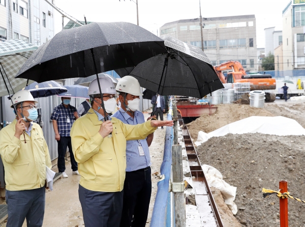 정용래 유성구청장이 2일 소호형주거클러스트 공사현장에서 관계자들에게 안전관리를 당부했다
