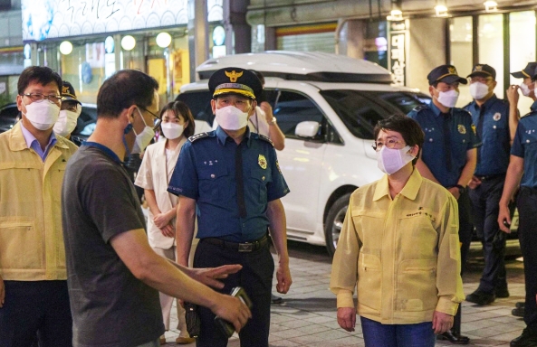 박정현 대덕구청장이 지난 1일 대덕경찰서와 함께 관내 고위험시설 현장을 점검하고 있다