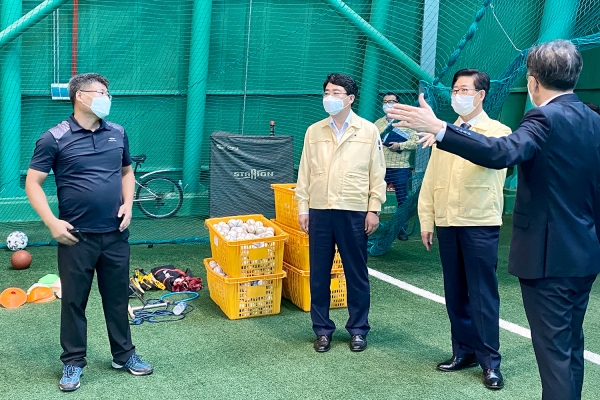 맹정호 시장과 양승조 도지사 서산 한화구장 현장점검 모습