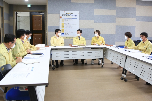 지난 2일 맹정호서산시장과 양승조 도지사가 서산시보건소 코로나19 상황실을 방문해 대응상황을 점검하고 있다.