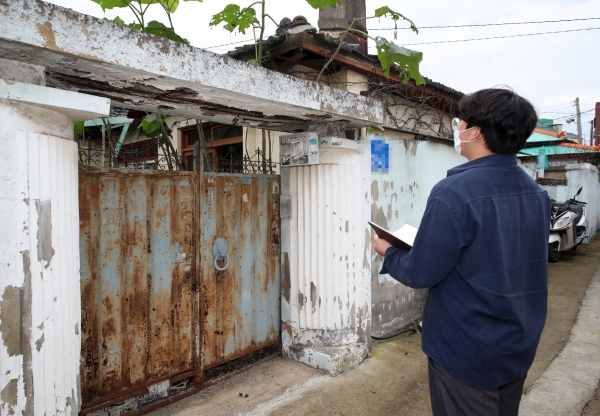 태안읍 남문리에 있는 한 빈집 실태조사 모습.