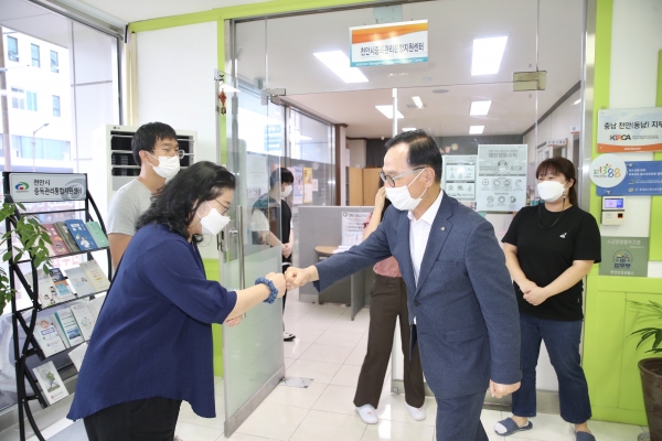 박상돈 천안시장이 지난 2일 동남구보건소 선별진료소를 찾아 직원들을 격려하고 있다.