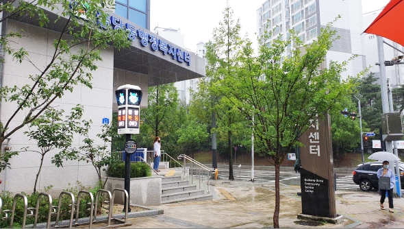 불당동 행정복지센터 앞에 설치된 미세먼지 신호등