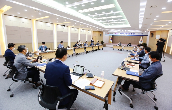 3일 시청 대회의실에서 열린 2021 시책구상 토론회 장면