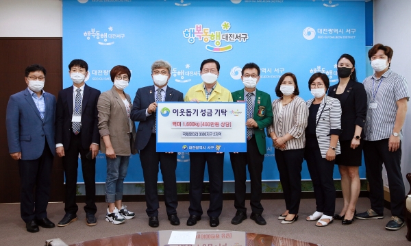 지난달 28일 청사 갑천누리실에서 국제로타리3680지구 2지역 회장단(지역대표 배한모)으로부터 백미 1,600kg(400만 원 상당)을 기탁받았다.