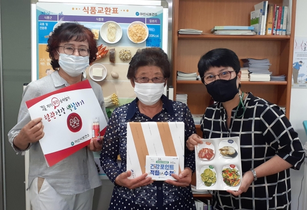 건강포인트 운영 관련자들이 기념사진을 찍고 있다