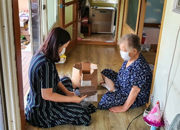 치매인지키트 전달 모습