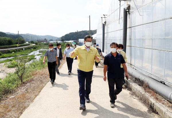 정용래 유성구청장이 4일 오전 세동 132-1번지 일원 농경지를 방문해 지역 주민들에게 농작물 피해 예방을 위한 조치를 당부했다.