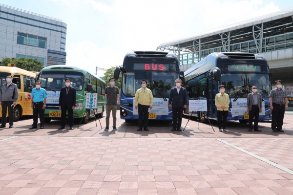오세현 아산시장을 비롯한 캠페인 참여자들이 기념사진을 찍고 있다.