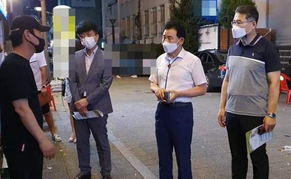 5일 대흥동 일원 집합제한업소 영업주(왼쪽 첫 번째)의 사업운영의 어려움에 대해 귀담아 들으며 현장행정을 추진하는 박용갑 중구청장(왼쪽 세 번째)