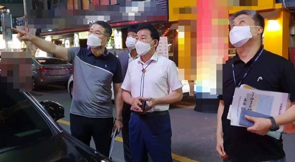 5일 대흥동 일원 점검대상 업소를 순찰하는 박용갑 중구청장(왼쪽부터 두 번째)과 위생과 직원들(왼쪽 첫번째 이정노 위생과장, 오른쪽 첫 번째 김영래 식품위생담당