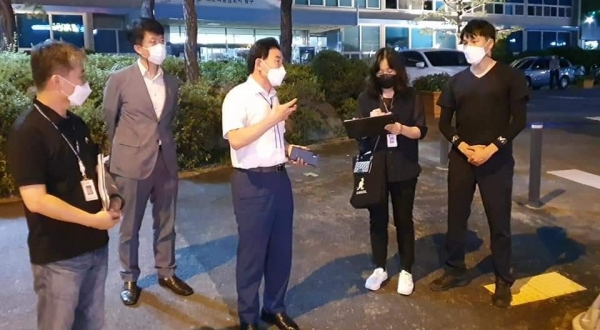 5일 야간점검에 앞서 직원들과 점검사항을 확인하는 박용갑 중구청장