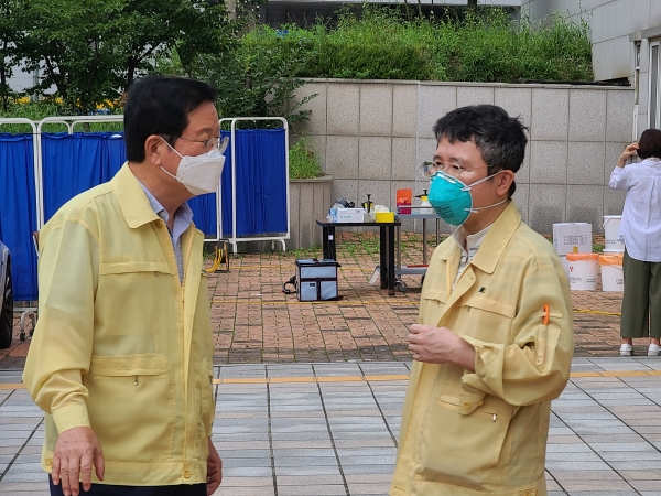 장종태 서구청장 대전성심요양병원 임시 선별진료소 방문 모습