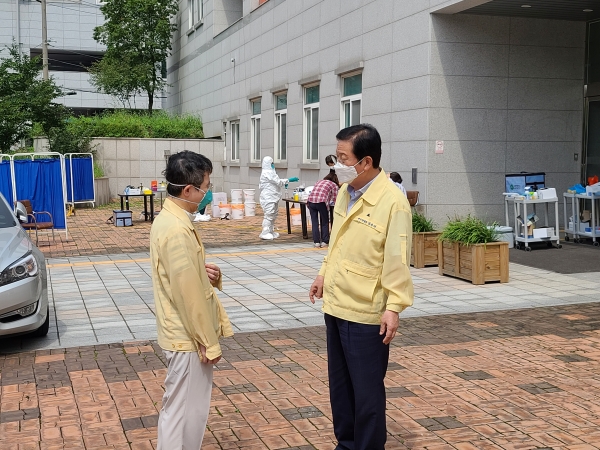 장종태 서구청장 대전성심요양병원 임시 선별진료소 방문 모습