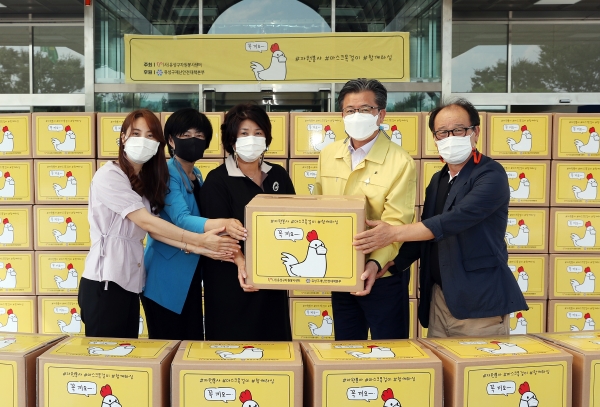 지난 4일 유성구청 현관 앞에서 정용래 유성구청장(오른쪽에서 두 번째)이 어린이집연합회 관계자들에게 원생들을 위한 마스크와 마스크 분실 방지 목걸이를 전달한 뒤 기념촬영