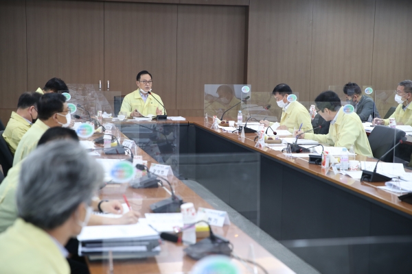 제10호 태풍 하이선 북상에 따른 태풍 대비 총력 대응태세 점검을 위해 7일 오전 상황판단회의를 진행하고 있다.