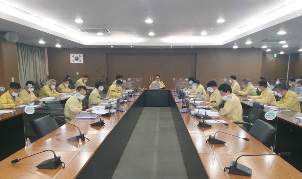 제10호 태풍 하이선 북상에 따른 태풍 대비 총력 대응태세 점검을 위해 7일 오전 상황판단회의를 진행하고 있다.