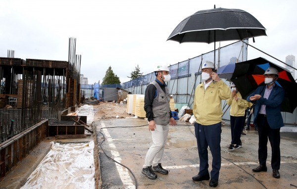 제10호 태풍‘하이선’대비 공사현장 안전점검 중인 설동호 교육감 모습