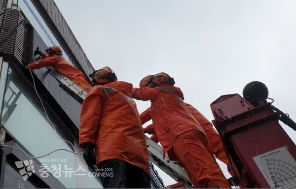 7일 10:09 서산시 동문동 958-4 미용실 간판이 떨어지려해 안전 조치