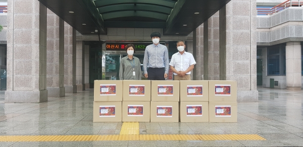 주식회사 씨엠에스 관계자와 시 관계자가 후원물품 전달 후 기념촬영