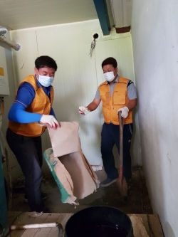 온양라이온스클럽 회원들이 수해복구 봉사활동을 펼치고 있다.