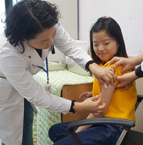 군 보건의료원에서 인플루엔자 예방접종을 하고 있는 어린이 모습.