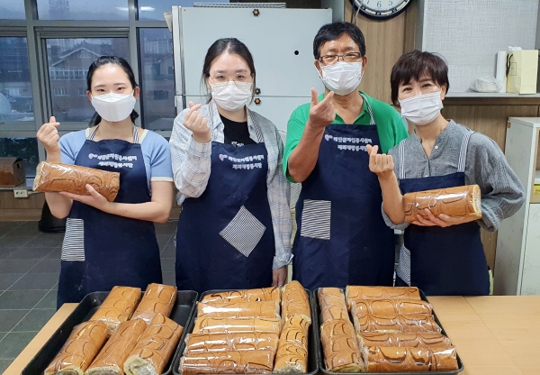 ‘사랑의 롤케이크’ 봉사 모습.