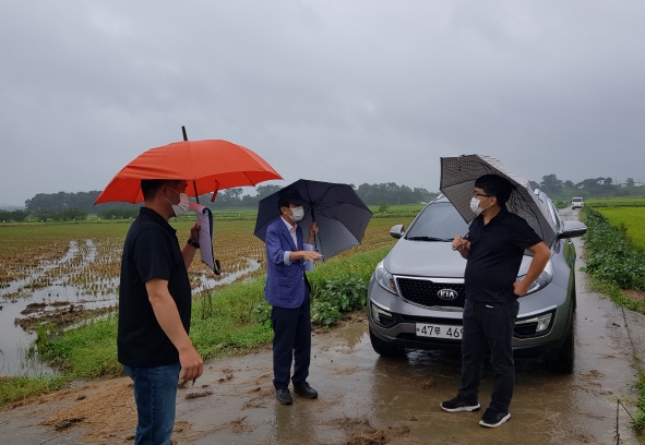 현장지원단이 지난 8일 송악읍에서 현장지원 컨설팅을 실시하고 있다.
