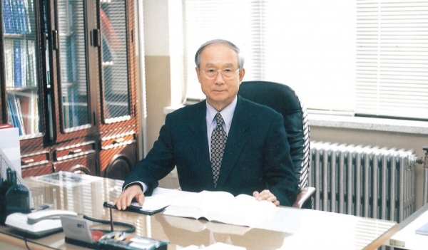 건양대 대학원에 장학금 2억 원을 기탁한 건양대 초대 보건대학원장 하호욱 전 교수