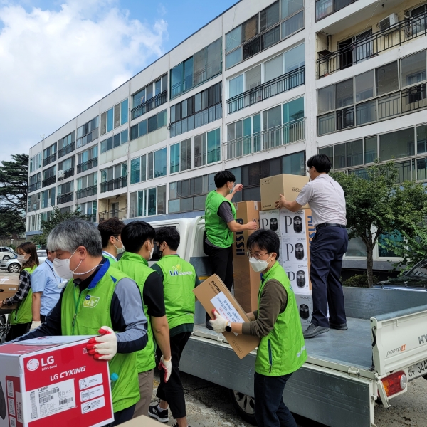 8일, 지난 집중호우로 피해가 컸던 서구 정림동 코스모스아파트 수재민에게 긴급생활 지원 사회공헌활동을 전개