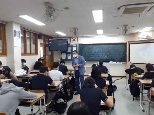 송촌고에서 진로특강을 진행하고 있는 이세영 교수
