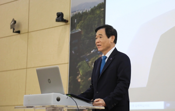 이광섭 총장이 공공기관 온라인 채용설명회에 참석해 참가한 학생들과 관계자들에게 인사말을 전하고 있다.