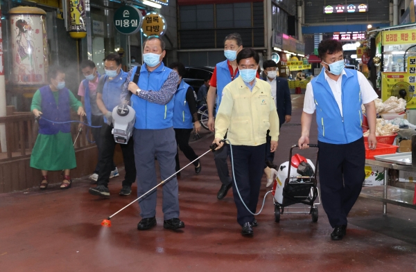 황인호 동구청장(가운데)이 중앙동 바르게살기위원회 회원들과 방역 활동 중이다.