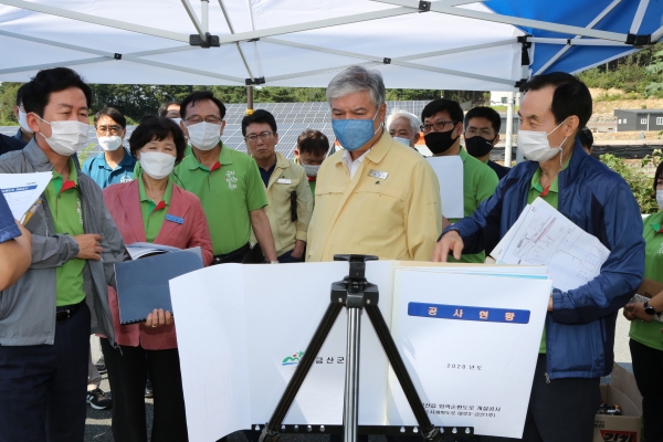 살핌행정을 실시 중인 문정우 금산군수