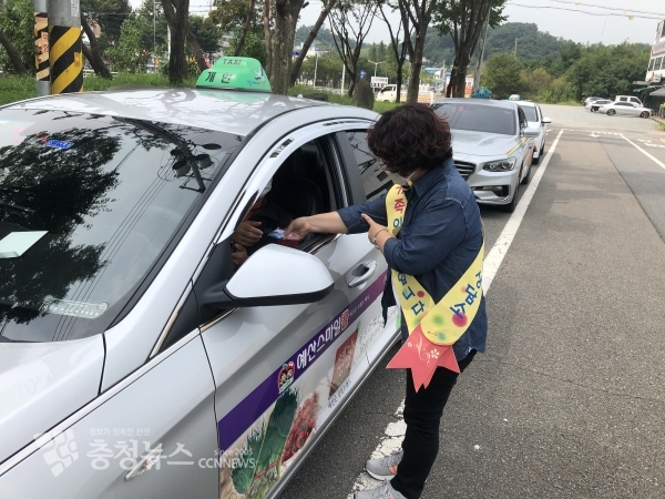 예산가정상담소 마스크걸이나눔 홍보 모습