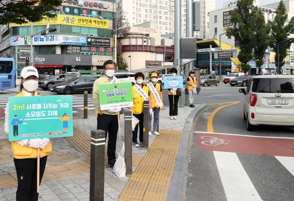 10일 온천역 네거리에서 정용래 유성구청장을 비롯한 대한적십자봉사회 회원 20여명이 출근길 주민들을 대상으로 마스크 착용 생활화 캠페인 진행
