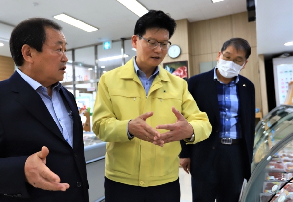 김정섭 공주시장(가운데)이 신관동 알밤한우 전문매장을 찾아 관계자들과 판매확대 방안 등을 논의하고 있다. 왼쪽 이은승 세종공주축협조합장, 오른쪽 이주성 축산과장)