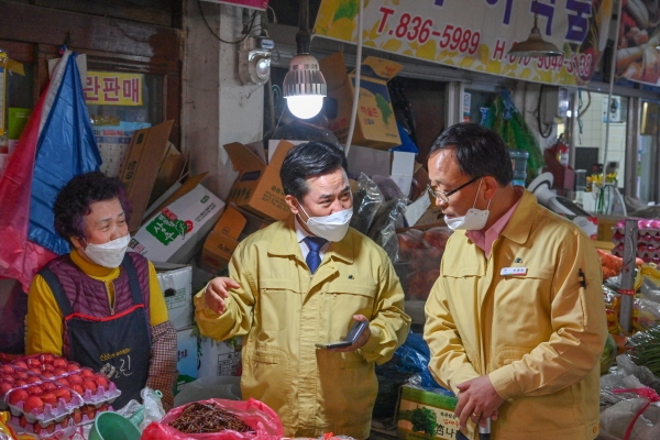 박정현 군수 전통시장 점검 모습