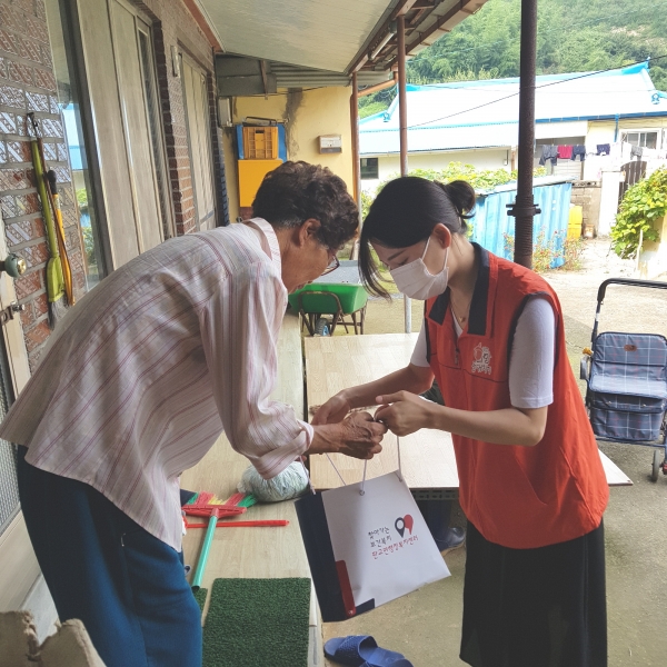 돌봄 어르신 밑반찬과 건강음료 배달 모습