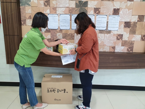 체험 재료 배부 모습