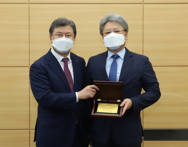 올해의 KIGAM인상을 수상한 기원서(오른쪽) 박사.