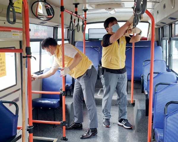 한국서부발전(주) ‘태안여객 시내버스 소독 봉사’ 모습